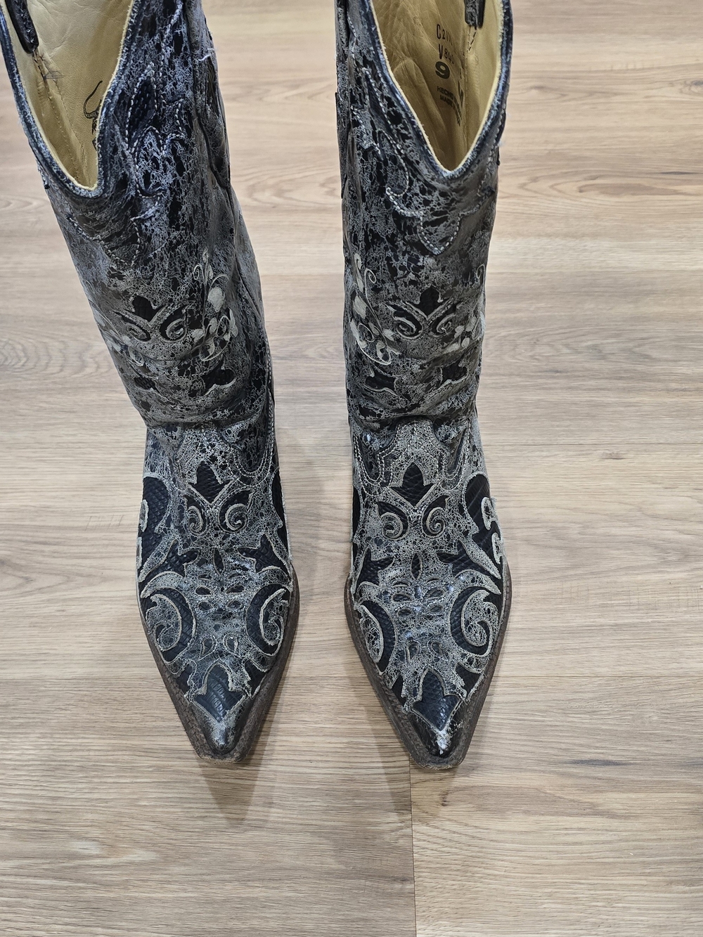 Women’s Black and Gray Embroidered Corrall Western Boots Size 9(fits 8.5 - 9)